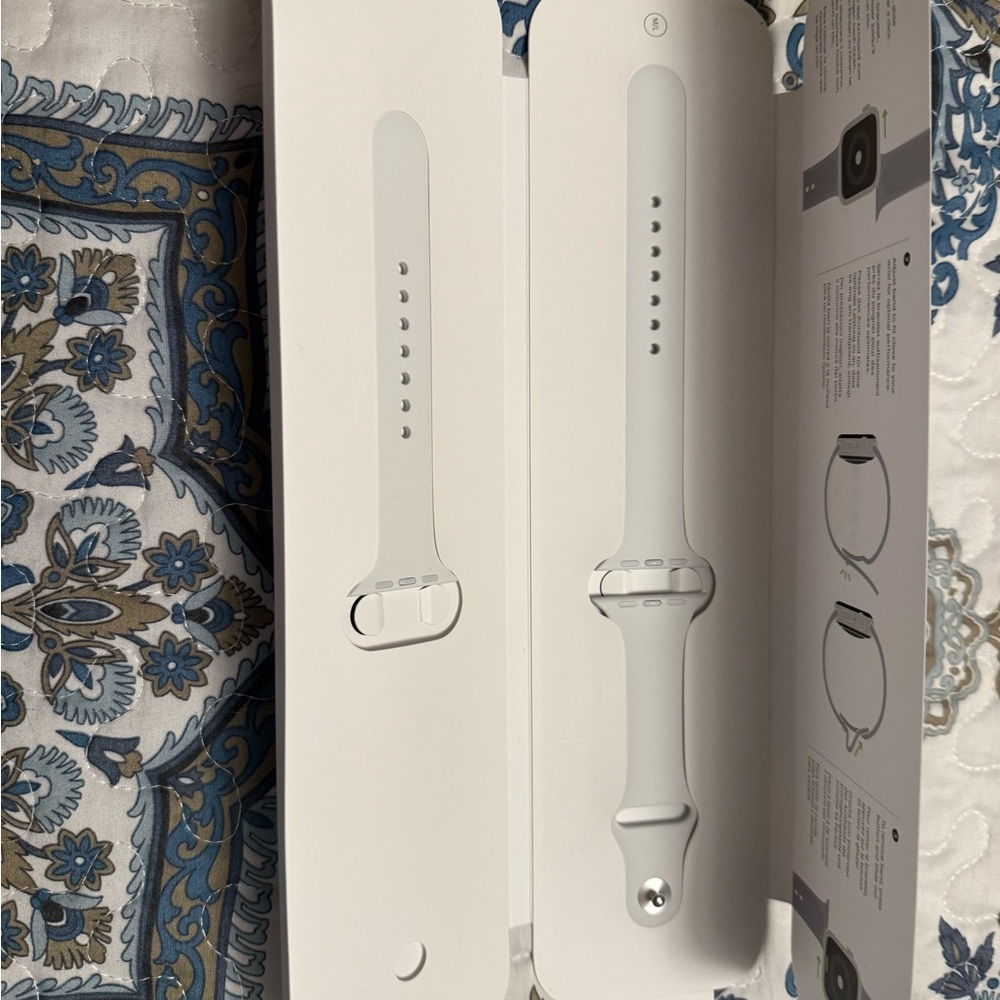 44 mm brand new Apple white watch straps, sport band. - Picture 4 of 4